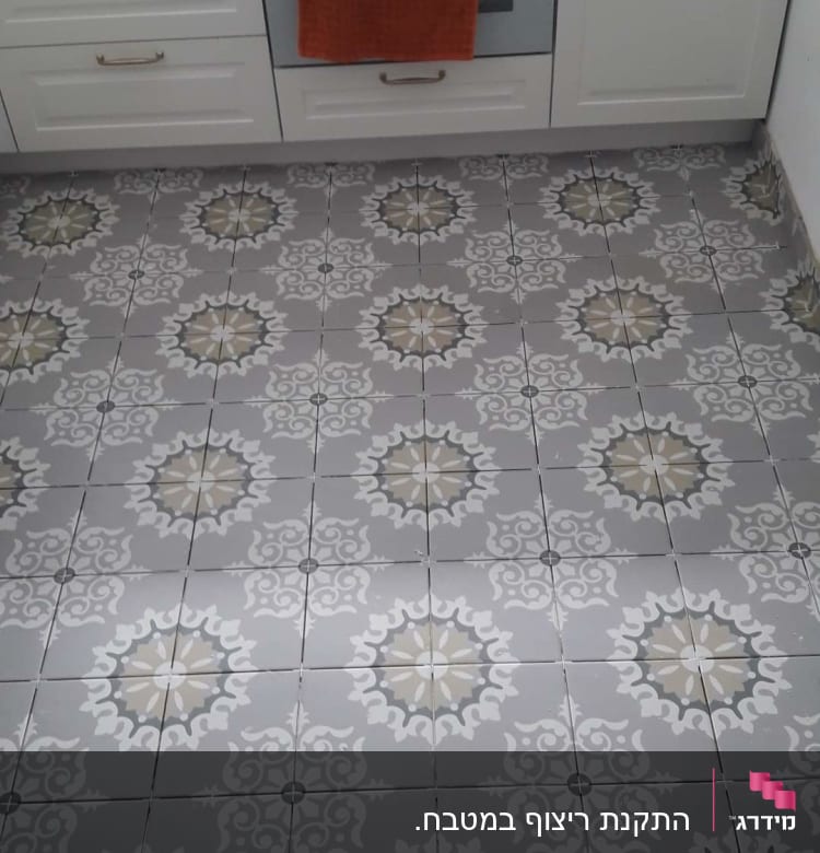 ריצוף חדש במטבח עם אריחים מעוצבים